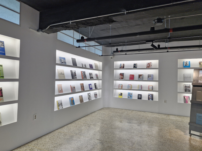 1층에는 사진 관련 서적을 자유롭게 열람할 수 있는 '포토북 라운지'가 있다.