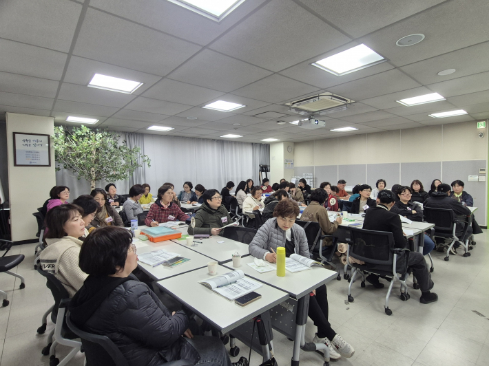 강의실의 공기는 새로운 변화를 꿈꾸는 시민들의 설렘과 의지로 가득 차 있었다