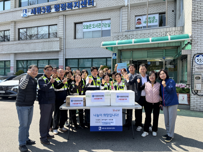 국제표준안전재단 수원영통지회 관계자들이 세류3동 행정복지센터에 돼지갈비 45인분을 전달하고, 세류3동 관계자들과 환경정화활동에 참여하고 있다.