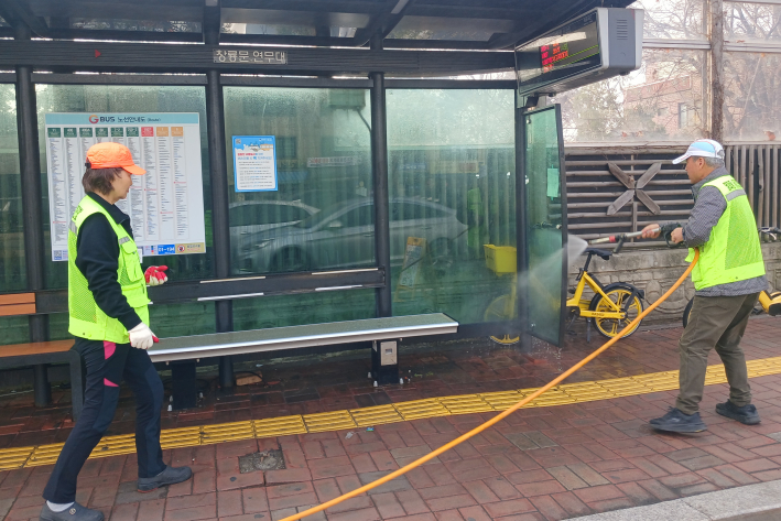버스승강장 세척사진