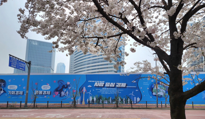 벚꽃 사이로 보이는 경기융합타운
