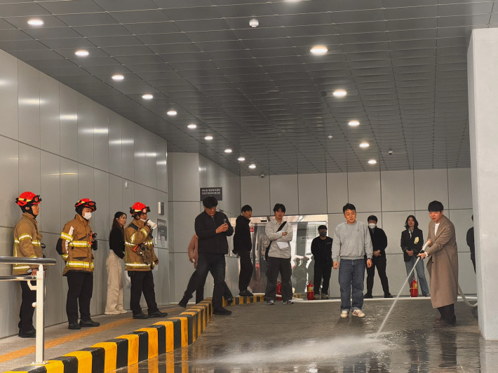 2026년 4월 3일 매산동 행정복지센터, LH행복주택관계자, 수원도시재단이 합동소방훈련을 진행했다.