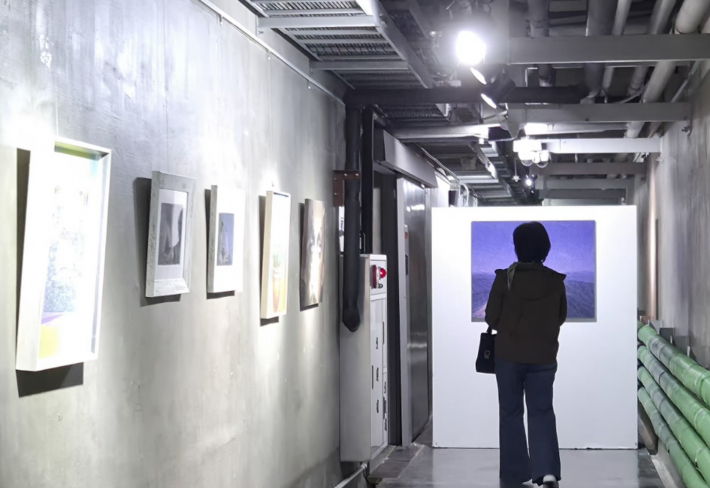 고색뉴지엄 기획전시실 입구에서 관람객이 '열음(悅音) 展'이 펼쳐지는 전시장 내부로 들어서고 있다.