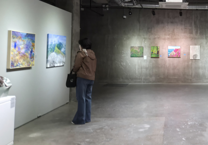 작품을 감상하는 시민