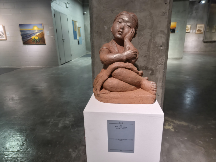 전시장에 전시된 '소녀' 조형 작품이 관람객의 시선을 끌고 있다.