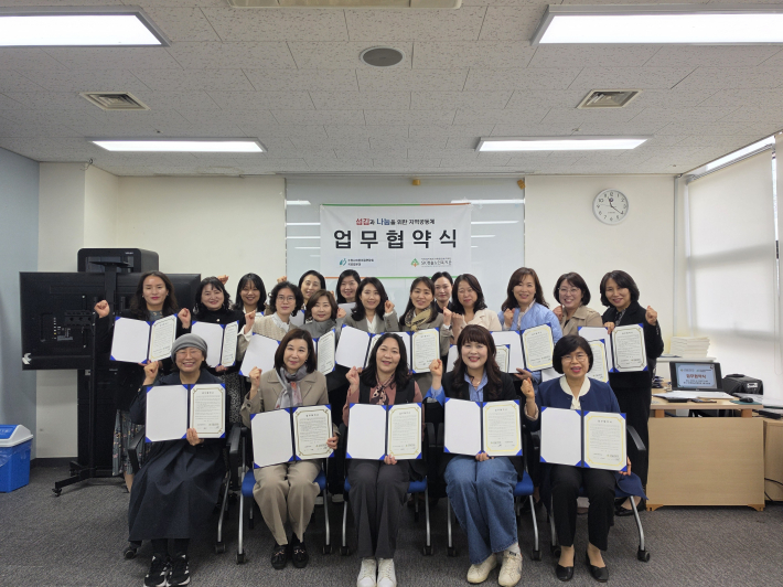 업무협약식을 기념하여 단체사진을 촬영하고 있다.