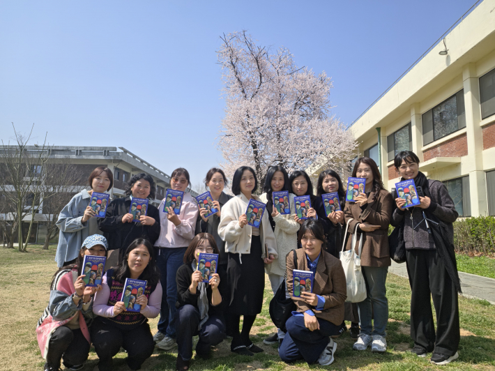 벚꽃을 배경으로 모인 참석자들과