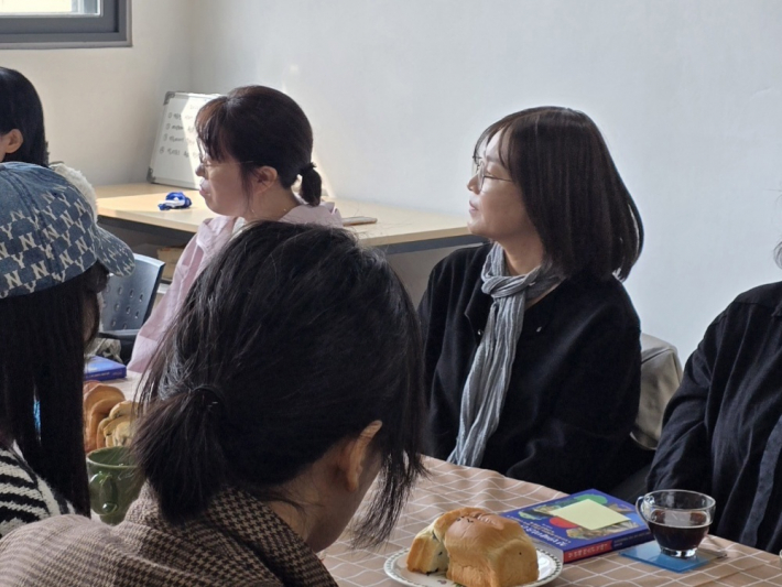 참석자의 이야기에 집중하는 모습