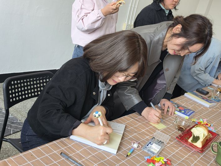 준비 해 온 책에 사인 하는 김상래 작가