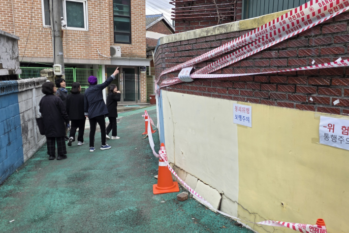 영화동장, 행정민원팀장, 통장님들이 함께 해빙기 취약지역을 점검하고 있다.