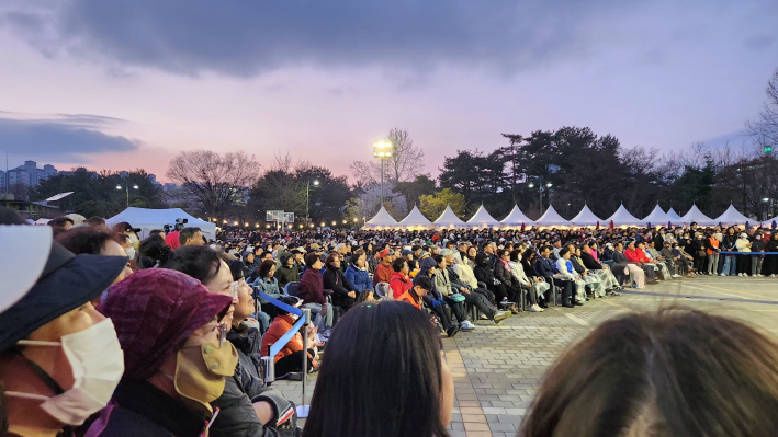  만석거 새빛축제를 찾은 시민들이 공연을 관람하며 봄밤의 정취를 즐기고 있다.