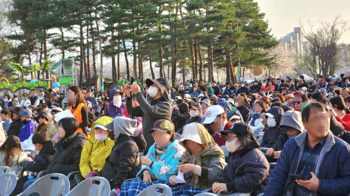 만석거 새빛축제를 찾은 시민들이 공연을 관람하며 봄밤의 정취를 즐기고 있다.