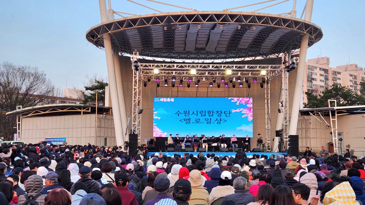 수원시립합창단 공연이 펼쳐지며 현장 분위기를 따뜻한 봄 감성으로 물들이고 있다.