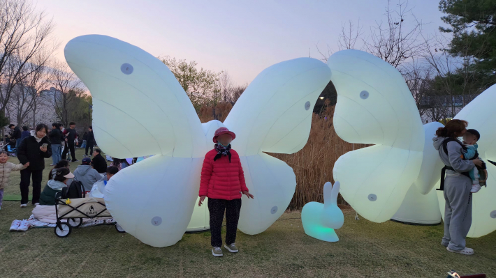 딸과 함께 남양주에서 온 어머니가 포토존 조형물 앞에서 소녀처럼 포즈를 취하고 있다. 