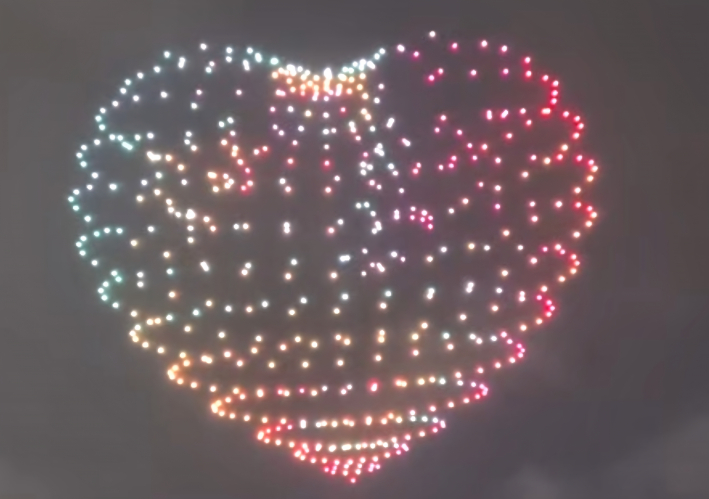 수백 대의 드론이 밤하늘에 하트 형상을 그리며 축제의 하이라이트를 장식하고 있다.