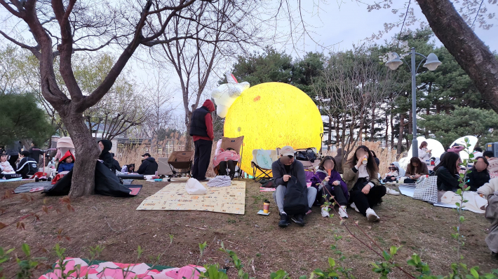 쌀쌀한 날씨에도 불구하고 시민들이 끝까지 자리를 지키며 축제를 즐기고 있다.