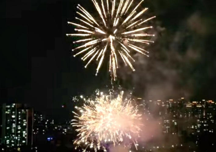 화려한 불꽃이 터지며 호수 전체를 황홀한 빛으로 물들이고 있다.