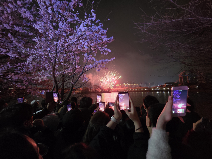 밤하늘 수놓은 '불꽃놀이'  