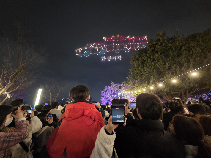 밤하늘 수놓은 '드론쇼'  
