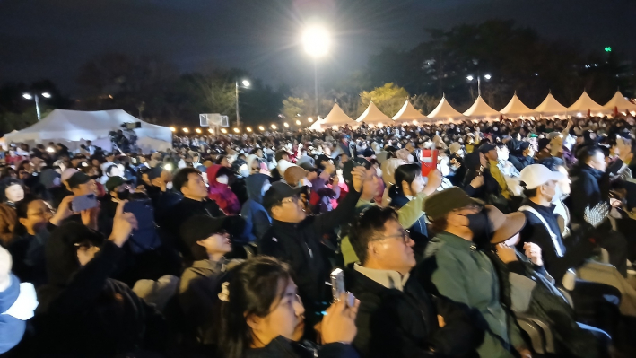공연을 즐기는 많은 시민들 모습