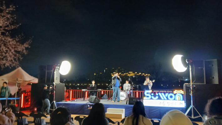 뭠사운드와 재원의 버스킹 공연 장면