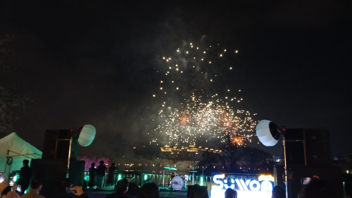 형언 색색의 불꽃놀이 장면