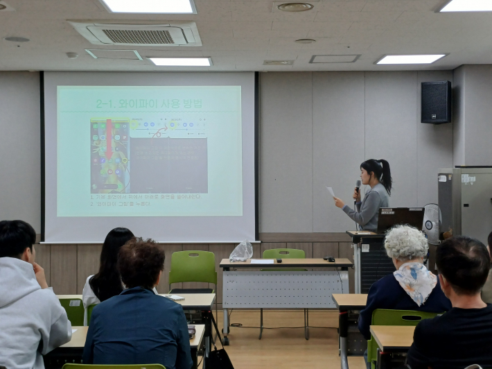 박소현 동아리 회장이 '네이버쇼핑'에 대하여 설명하는 전경