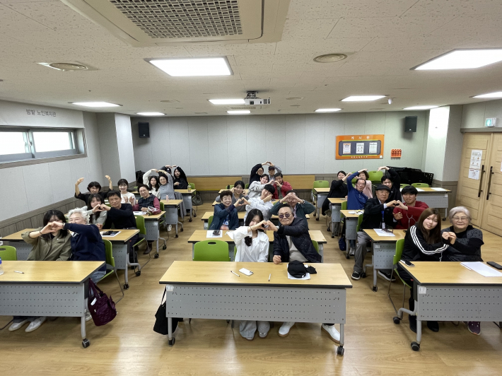 스마트폰 사용법 교육을 마치고 짝궁 기념사진 전경