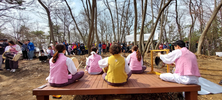 칠보산 층층나무 쉼터에서 신명을 선보인 식전 사물놀이 공연