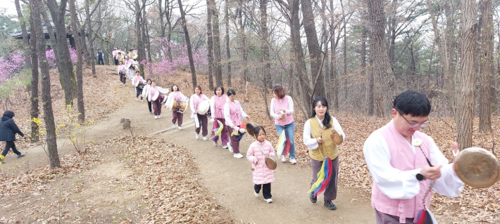 한국전통예술단 쿵따쿵의 길놀이로 행사의 시작을 알리고 있다.