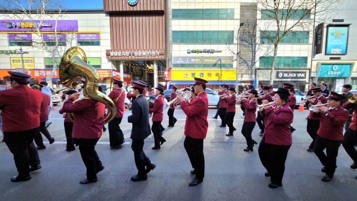  구세군 브라스밴드의 힘찬 연주와 함께 수원의 도심을 가득 메운 퍼레이드 행렬.