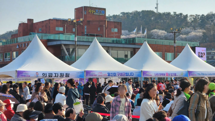 시민들이 참여할 수 있는 체험 공간도 마련되어 축제의 풍성함을 더했다.
