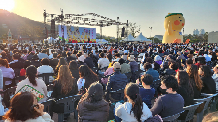 광장 한편에 설치된 대형 에어벌룬과 '예삐' 캐릭터 벌룬은 가족 단위 방문객들에게 즐거운 볼거리이다.
