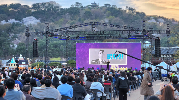 비와이 무대가 청년 세대의 함성을 이끌며  행궁광장을 열광의 도가니로 만들고 있다.