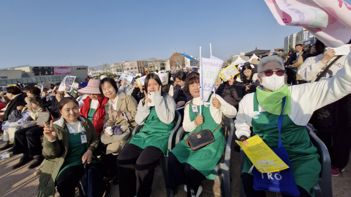 화성행궁광장에서 시민들과 함께하는 자원봉사자들