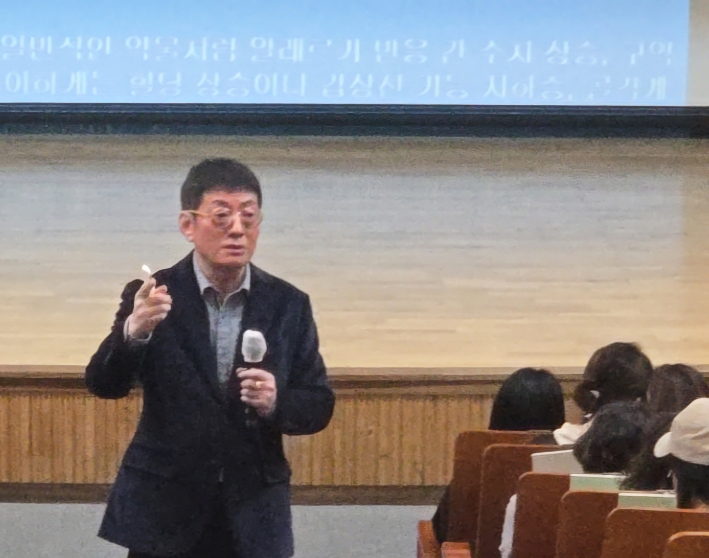 명쾌한 어조로 부모들이 놓치고 있는 성장 관리의 핵심을 짚어 준 박기원 원장