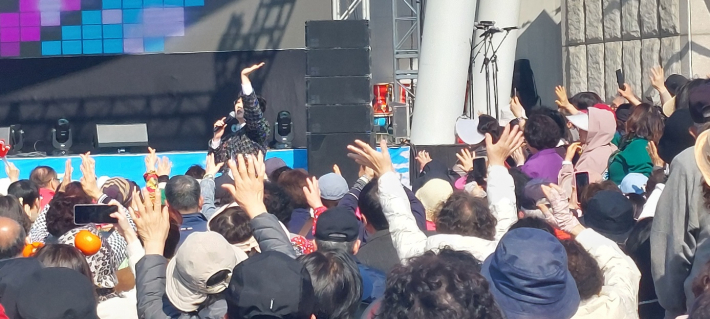 수원출신 초청가수 공훈 '친구되고 애인되고'는 관객의 뜨거운 호응을 받았다.