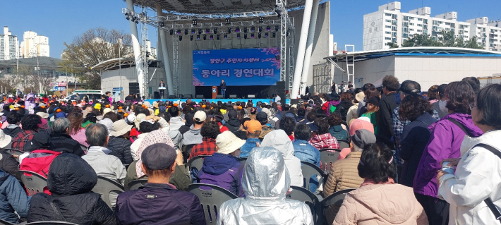 구청장 인사말씀. 관람객 좌석이 꽉 차고 입추의 여지가 없을 정도다.