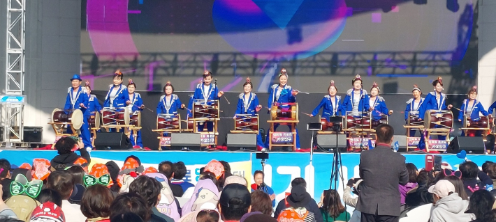 영예의 최우수상을 수상한 영화동 아리랑 퀸즈