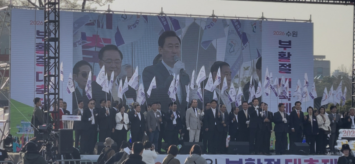 2026 수원 부활절 대축제에서 인사말을 전하는 수원특례시기독교총연합회 권남호 대표회장