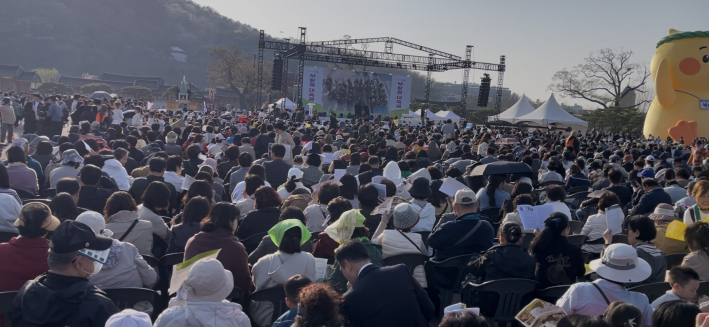 화성행궁광장을 가득 메운 시민 참여 현장