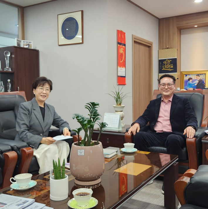 유인숙 수원시 신중년센터장과 김춘호 경기경총 회장이 만나 신중년지원에 대해 논의했다