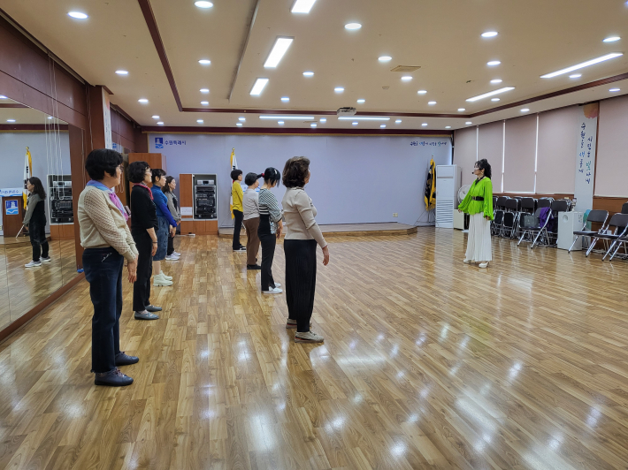 정자2동 주민자치센터 '챠밍모델워킹' 프로그램