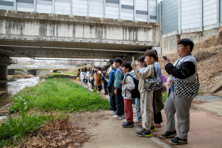 서호천을 따라 이동하며 흥미로운 풍경을 만나 촬영하고 있는 모습