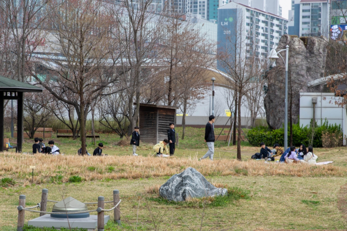 서호 공원에서 모둠별로 간식을 나누며 자연을 즐기고 있는 모습