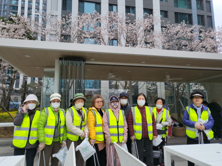 시니어클럽 어르신들까지 함께 참여해 행사의 의미를 한층 더했다.