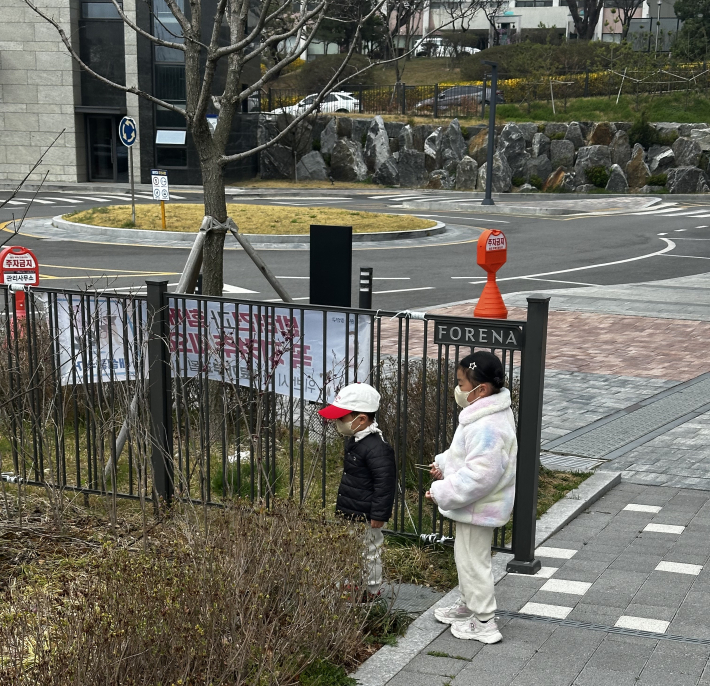 대나무 집게를 들고 쓰레기를 주우러 나서는 어린이들의 모습이 사랑스럽다