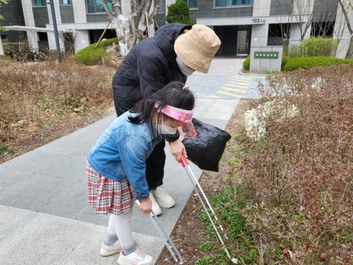 할머니와 손녀가 함께 쓰레기를 줍는 모습이 한 폭의 그림처럼 따뜻하게 다가온다.