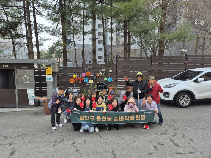 손바닥정원단, 율천동지킴이 봉사단, 성영신 동장이 행사에 참여했다.