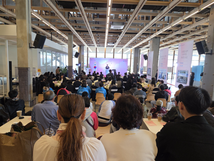 기념식 장면, 이재준 시장이 기념사를 하고 있다.